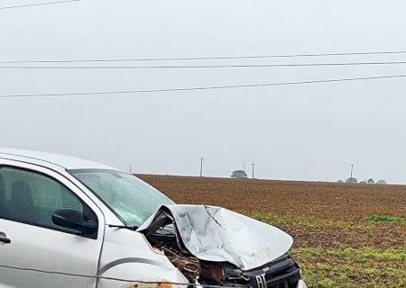 Colisão entre carro e micro-ônibus deixa três feridos na MS-276, em Batayporã