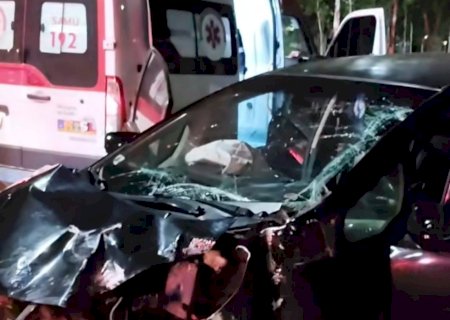 Carro bate contra muro de condomínio de luxo em Dourados e jovem fica em estado gravíssimo