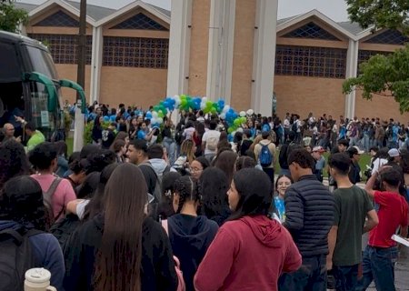 Milhares de jovens participam de peregrinação pelas ruas de Nova Andradina durante a JDJ 2025