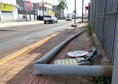 Motorista embriagado provoca acidente e arranca poste de canteiro