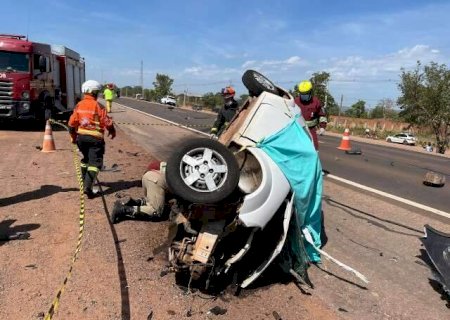Carro capota após batida e representante comercial morre na BR-163