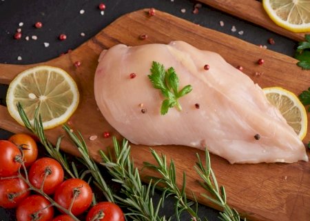 Preço do frango segue em forte alta enquanto os ovos apresentam queda