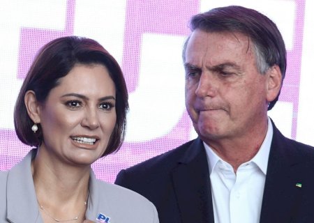 Bolsonaro melhora de crise de soluço e Michelle agradece orações