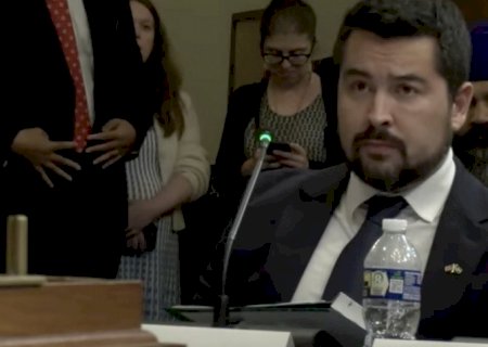 Moraes pede ajuda aos EUA para notificar Paulo Figueiredo
