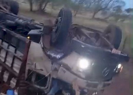 Caminhão boiadeiro tomba na MS-276 entre Batayporã e Anaurilândia