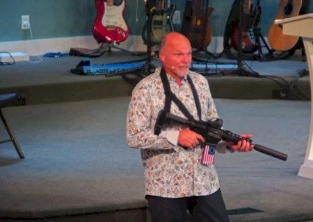 Igreja defende pastor que usou arma para ilustrar batalha espiritual