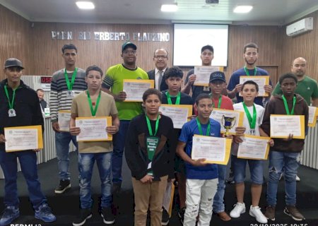 Vereador Edson Ibrahim homenageia equipe Suforros F.C Sub-17 pela conquista do campeonato Liga Terrinha