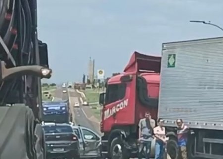 Acidente entre caminhão e dois carros causa congestionamento de 2 km
