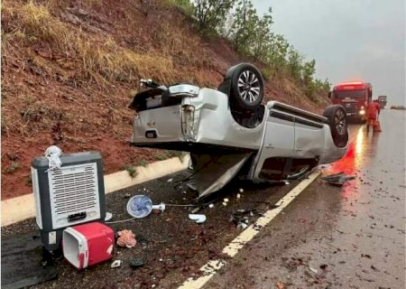 Caminhonete capota várias vezes na BR-359 e deixa três pessoas feridas