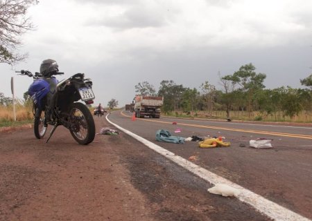 Mulher tem perna esmagada em grave acidente entre moto e carreta em Campo Grande