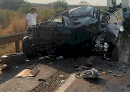 Motorista morre preso às ferragens após acidente entre Hilux e carreta na BR-158 em MS
