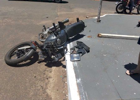 Motociclista é socorrido pelos bombeiros após acidente em Nova Andradina