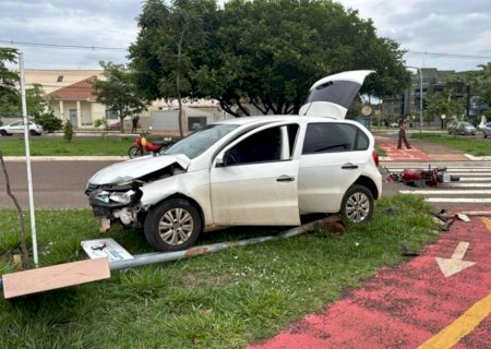 Motorista de aplicativo colide em moto e bicicleta elétrica com criança de 10 anos