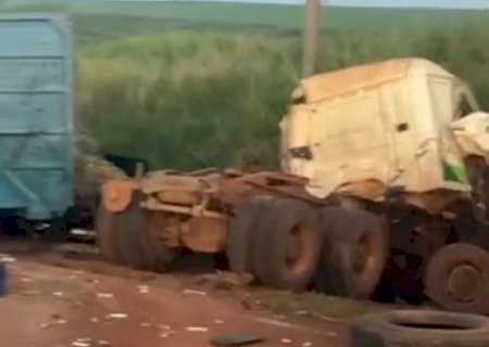 Caminhoneiro tem braço amputado em colisão entre carretas