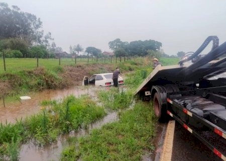 Carro sofre aquaplanagem e sai da pista na MS-141, em Ivinhema