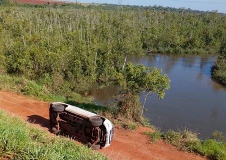 Veículo tomba em aterro próximo à ponte do Rio Samambaia, zona rural em Batayporã
