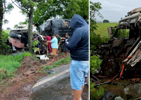 Carretas de transportadora de Batayporã se envolvem em acidente na PR-182