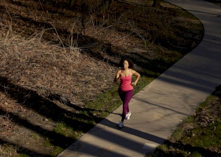 É melhor fazer uma caminhada longa ou várias curtas? Veja o que dizem especialistas