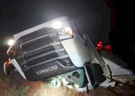 Motorista morre e mulher fica ferida após caminhão capotar na MS-240