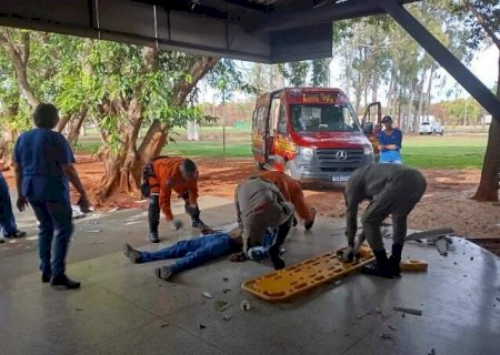 Trabalhador cai do telhado do Detran durante limpeza de calhas