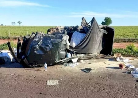 Teto de caminhonete é arrancado durante colisão com caminhão e passageira morre em MS