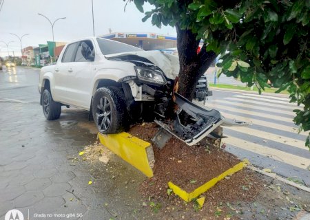 Ivinhema: Motorista perde controle e colide contra árvore na rotatória da Avenida Brasil