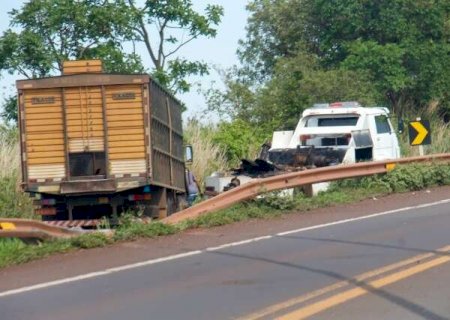 Acidente entre carro e caminhão deixa 2 feridos em CG