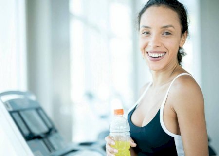 É realmente necessário beber água com eletrólitos para se manter hidratado após o exercício?