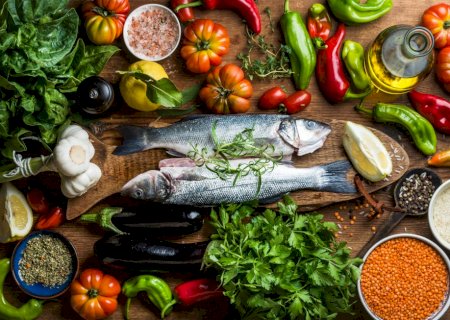Dieta mediterrânea se mostra eficiente no controle da síndrome do intestino irritável, aponta estudo