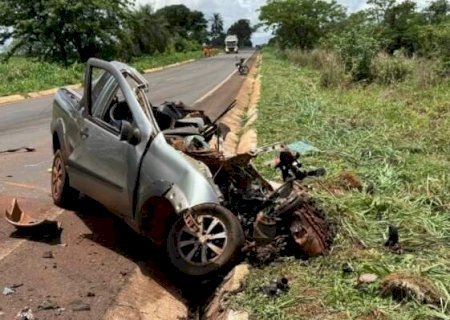 Motorista morre após bater em carreta e carro partir ao meio; 9ª vitima do dia