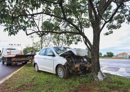 Sem cinto, motorista morre após carro bater em árvore da Capital CG