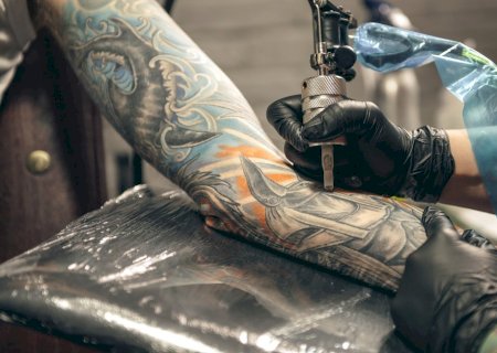O que se sabe sobre a relação entre tatuagens e o câncer de pele | Letra de Médico