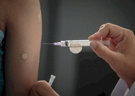 Vacina contra dengue começará a ser aplicada em profissionais da saúde em janeiro