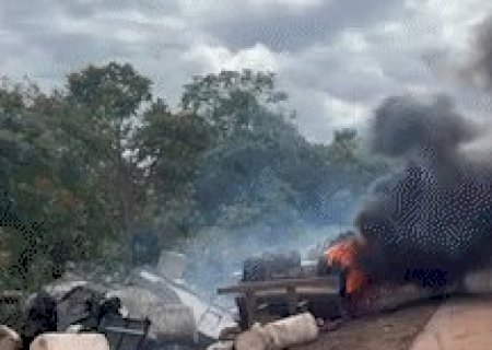 Carreta pega fogo após acidente e chamas altas assustam condutores
