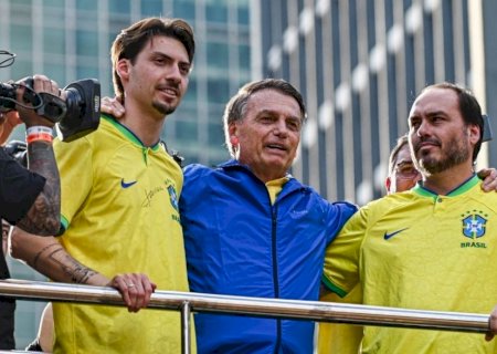 Carlos divulga vídeo de Bolsonaro soluçando enquanto dorme