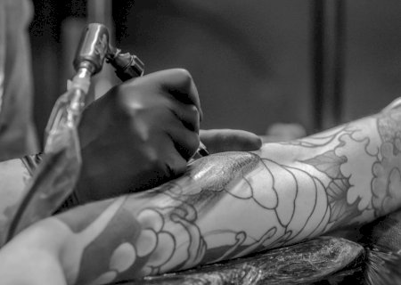Tinta de tatuagem mata células imunológicas e enfraquece resposta a vacinas, diz estudo