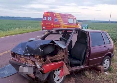 Batida frontal deixa motorista preso às ferragens em rodovia
