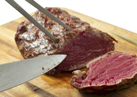 Comer mais carne pode mesmo turbinar a testosterona? Veja o que dizem os especialistas