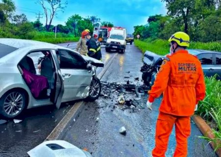 Motorista sobrevive a batida, mas perde pais e esposa na BR-267