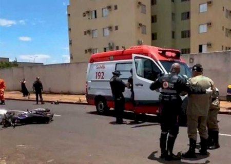 Motociclista bate em carreta parada e morre em Três Lagoas