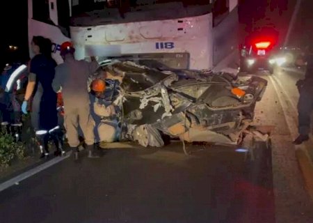 Motorista morre após carro partir ao meio em colisão com carreta na BR-262, em Três Lagoas