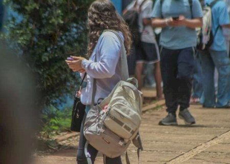 Lei que proíbe celulares nas escolas contribui para recorde histórico de aprovação em MS