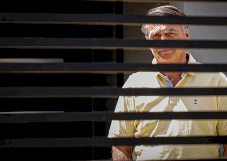 Carlos diz que Bolsonaro tem crise de azia e posta foto do pai