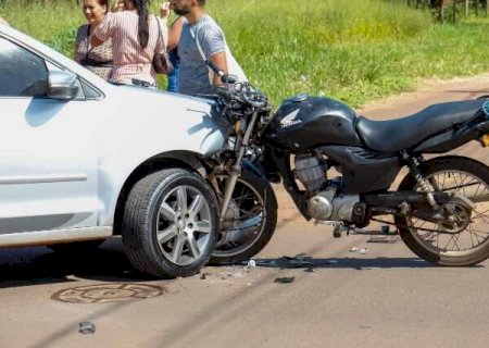 Condutor é lançado e moto fica presa em carro após batida durante conversão