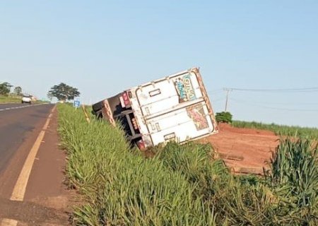 Carreta tomba na MS-134 entre Batayporã e Nova Andradina