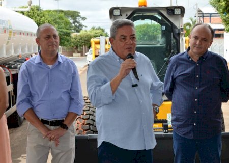 Taquarusu: Gestão municipal entrega caminhão-pipa e bobcat