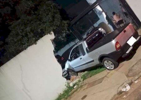 Motorista perde controle da direção e derruba muro de condomínio