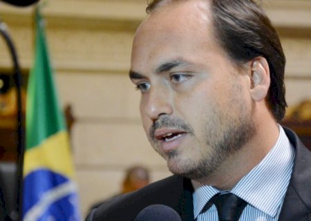 Carlos Bolsonaro relata visita ao pai na Papuda: “Sonolento e abatido”