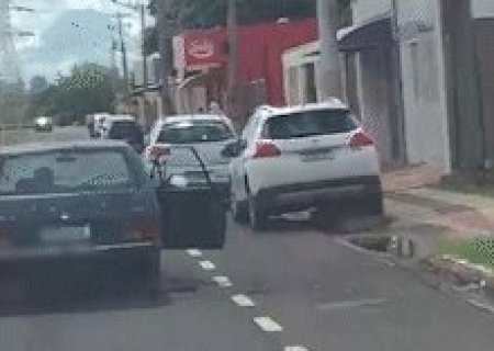 Idoso dirige por várias quadras com porta aberta e atinge carro estacionado