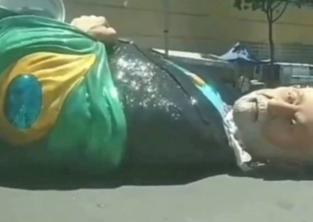 Boneco gigante de Lula é arrastado depois de desfile na Sapucaí